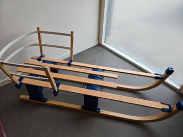 Houten slee beschikbaar voor biedingen
