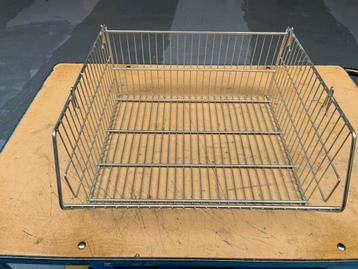 Manden en bakken beschikbaar voor biedingen