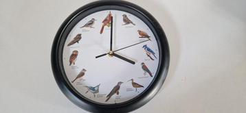 Klok met vogelgeluiden beschikbaar voor biedingen