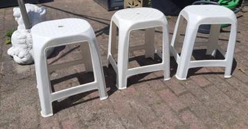 Kunststof Kruk/Bijzet Tafeltje  ( 3x ) beschikbaar voor biedingen