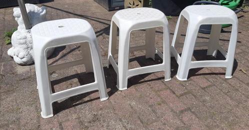 Kunststof Kruk/Bijzet Tafeltje  ( 3x ), Tuin en Terras, Tuinstoelen, Gebruikt, Kunststof, Stapelbaar, Ophalen