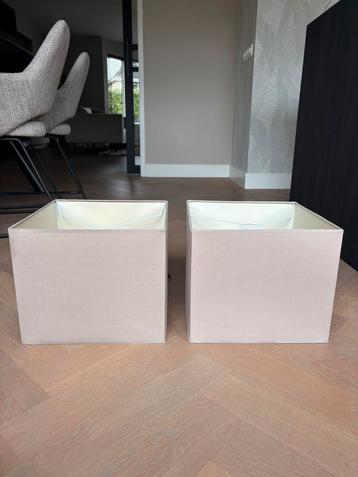 Beige lampenkampen beschikbaar voor biedingen