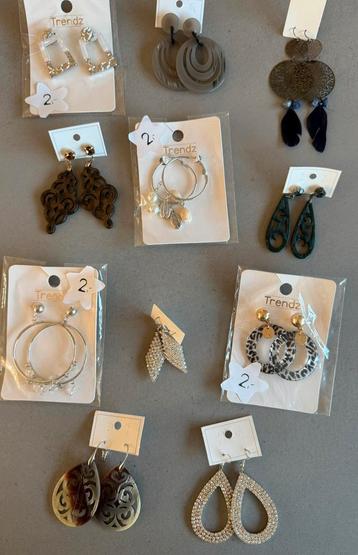 Maak je outfit compleet met deze mooie oorbellen ! €2 p.set beschikbaar voor biedingen