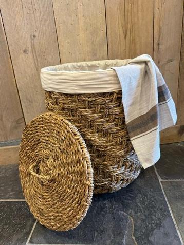 Rieten mand / wasmand met deksel Nieuw beschikbaar voor biedingen