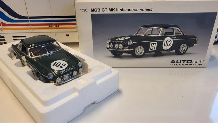 AUTOart Millenium MGB GT II Nurnburgring #102 - 1967, Hobby en Vrije tijd, Modelauto's | 1:18, Zo goed als nieuw, Auto, Autoart