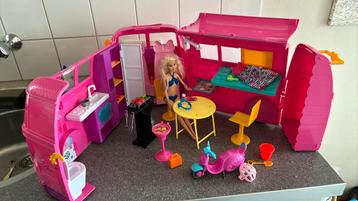 Barbie camper met veel toebehoren 