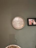 Bruine Wandklok taupe - Stijlvol en Tijdloos, Ophalen of Verzenden, Zo goed als nieuw, Analoog, Wandklok