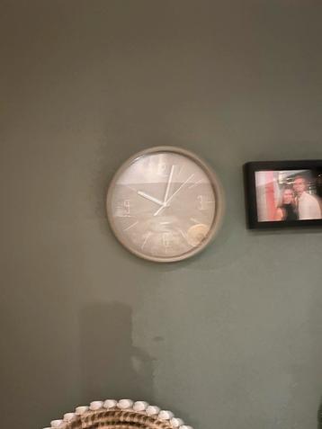 Bruine Wandklok taupe - Stijlvol en Tijdloos beschikbaar voor biedingen