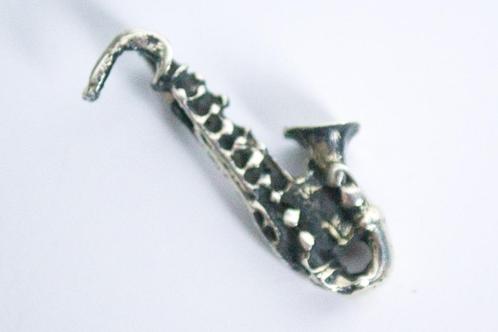 Verzilverde saxofoon, hanger, bedel sieraad, instrument, Sieraden, Tassen en Uiterlijk, Bedels, Zo goed als nieuw, Overige merken