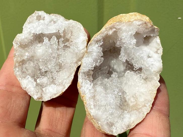 Bergkristal geode paartje mineralen A, Verzamelen, Mineralen en Fossielen, Mineraal, Ophalen of Verzenden