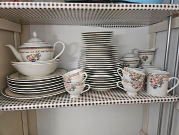 Servies compleet beschikbaar voor biedingen