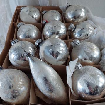 Oude kerst/12 oude glazen zilveren kerstballen  beschikbaar voor biedingen