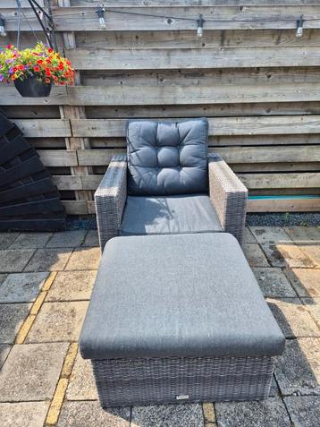 Lounge stoel met hocker en kussens.
 beschikbaar voor biedingen