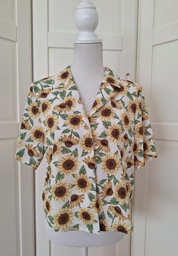 Monki zgan witte zonnebloem print blouse S (valt als L), Kleding | Dames, Blouses en Tunieken, Zo goed als nieuw, Maat 36 (S)