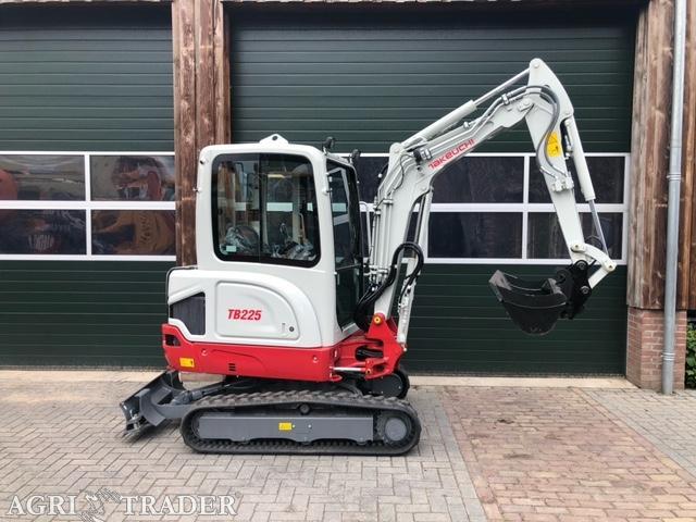 Takeuchi TB225 LSA Extra (2025), Zakelijke goederen, Machines en Bouw | Kranen en Graafmachines