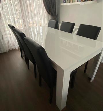 Eettafel beschikbaar voor biedingen