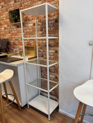Witte open kast met glazen planken beschikbaar voor biedingen