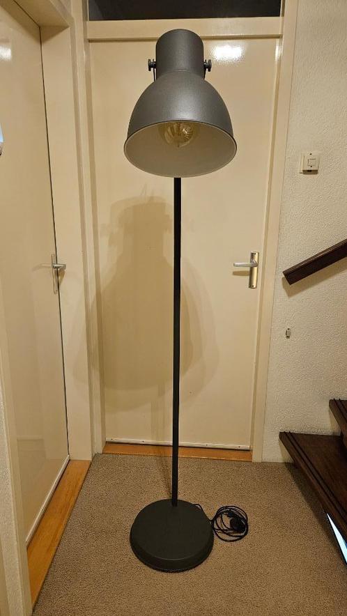 Hoge vloer/lees lamp matgrijs (185 cm), Huis en Inrichting, Lampen | Vloerlampen, Zo goed als nieuw, 150 tot 200 cm, Metaal, Ophalen