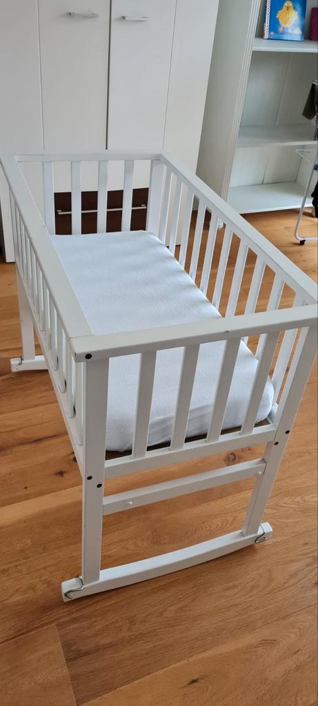 Wieg met goede matras en bedbumper, Kinderen en Baby's, Babywiegjes en Ledikanten, Zo goed als nieuw, Ledikant, Ophalen