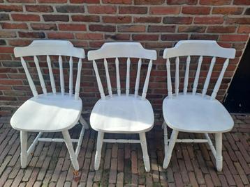 3 houten spijlenstoelen  beschikbaar voor biedingen