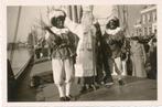 Amersfoort - Foto Weers Sinterklaas met 2 zwarte pieten, Gebruikt, Foto, Ophalen of Verzenden, Voor 1940