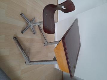Vintage kinder buro met stoel  beschikbaar voor biedingen