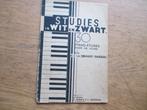 STUDIES IN WIT EN ZWART -30 PIANO ETUDES VOOR DE JEUGD, Gebruikt, Klassiek, Les of Cursus, Ophalen of Verzenden