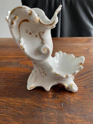 Brocante antiek wit porseleinen vaasje met goud versierd beschikbaar voor biedingen