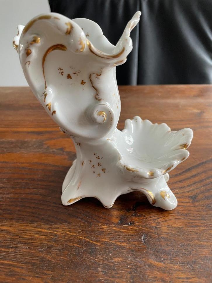 Brocante antiek wit porseleinen vaasje met goud versierd, Antiek en Kunst, Curiosa en Brocante, Verzenden