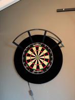 Dartbord + surrounding + licht + pijlen + mat, Sport en Fitness, Darts, Ophalen of Verzenden, Zo goed als nieuw, Dartbord met pijlen