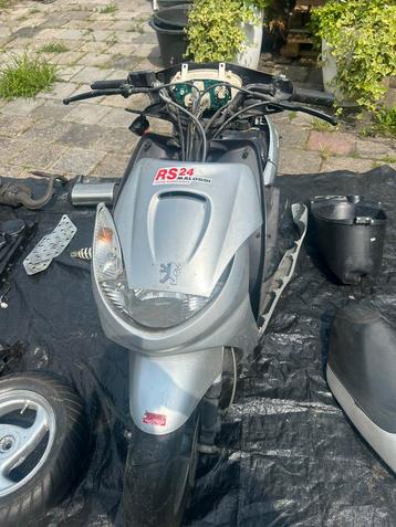 Opknap scooter evt onderdelen los beschikbaar voor biedingen