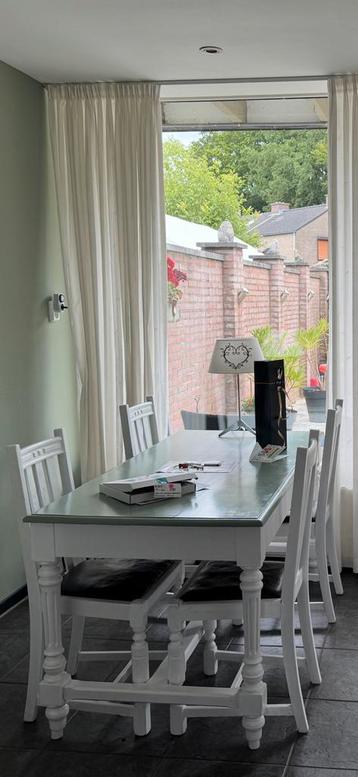 Brocante tafel met 4 stoelen beschikbaar voor biedingen