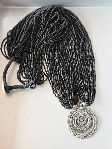 Zwarte kralenketting met hanger beschikbaar voor biedingen