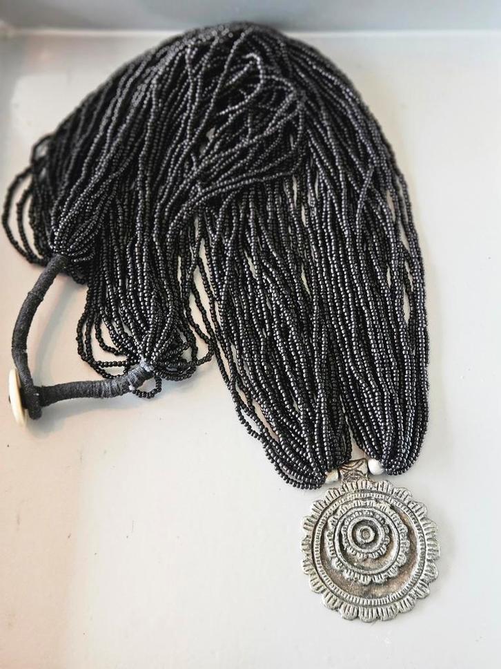 Zwarte kralenketting met hanger, Sieraden, Tassen en Uiterlijk, Kettingen, Gebruikt, Overige materialen, Zwart, Met hanger, Ophalen of Verzenden