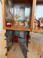 Groot houten poppenhuis met accessoires, Ophalen of Verzenden, Gebruikt, Poppenhuis