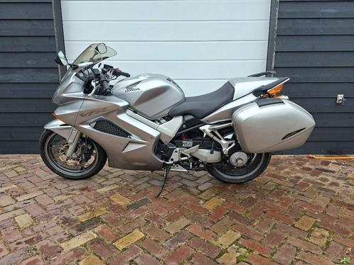 HONDA VFR 800 VTEC zilvergrijs met zijkoffers, Motoren, Motoren | Honda, Particulier, Toermotor, meer dan 35 kW, 4 cilinders, Motorrijbewijs A