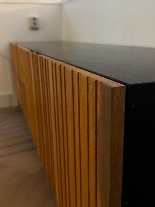 Woood Gravure TV-meubel – Eiken met zwart blad, Huis en Inrichting, Kasten | Televisiemeubels, Gebruikt, Minder dan 100 cm, 150 tot 200 cm