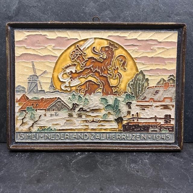 Delft Tegel – 5 mei 1945 – "Nederland zal herrijzen", Antiek en Kunst, Antiek | Keramiek en Aardewerk, Ophalen of Verzenden