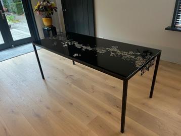 VERLAAGDE PRIJS!! Unieke design eettafel met glazen blad beschikbaar voor biedingen