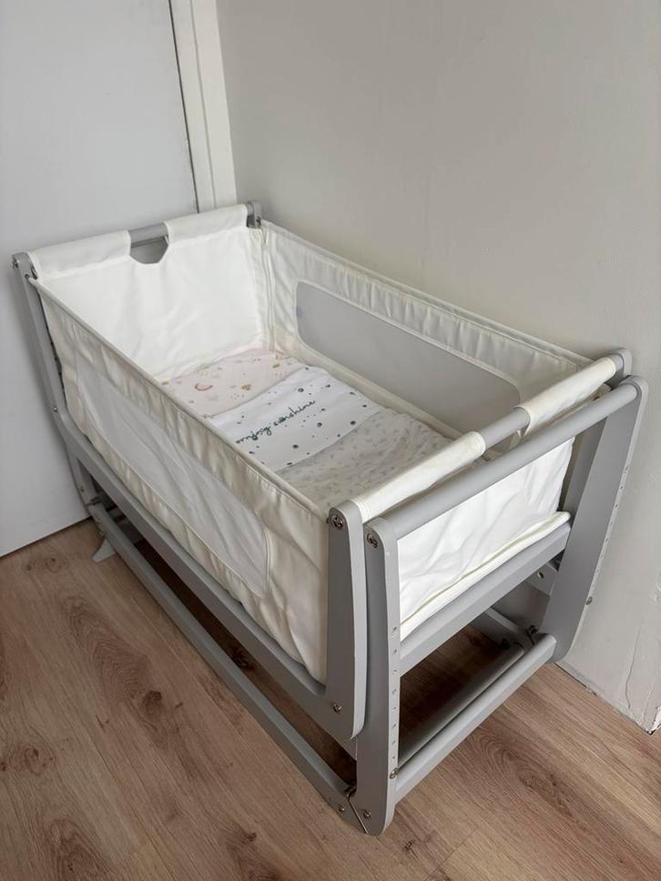 SnüzPod 3 Co-sleeper Grijs Complete set met veel beddengoed, Kinderen en Baby's, Babywiegjes en Ledikanten, Zo goed als nieuw