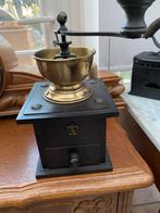 Antieke koffiemolen met koper, Ophalen