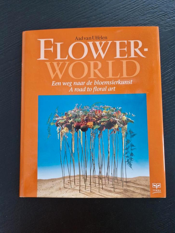 Flower-World: Bloemstukken maken - Aad van Uffelen, Boeken, Hobby en Vrije tijd, Zo goed als nieuw, Overige onderwerpen, Ophalen of Verzenden