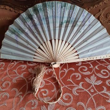 Antieke chinese waaier beschilderd+geborduurd benen montuur beschikbaar voor biedingen