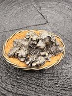 Miniatuur zilveren hondjes in een rieten mandje, Ophalen of Verzenden, Zilver