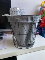 NIEUW Ronde draadmand met bekleding, deksel & 2 lichthouders, Huis en Inrichting, Woonaccessoires | Schalen en Manden, Overige materialen