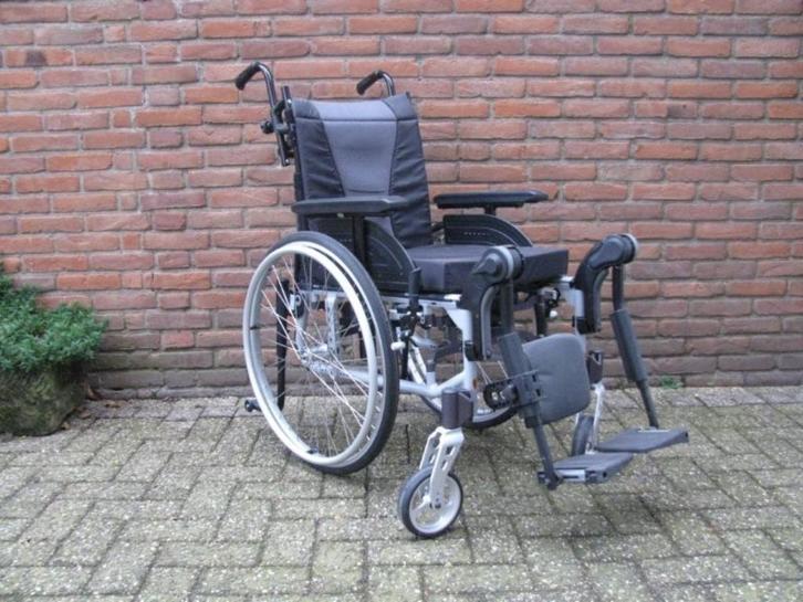 Invacare Action 5 alu rolstoel 41 cm opklapbare beensteunen, Diversen, Rolstoelen, Zo goed als nieuw, Duwrolstoel, Inklapbaar