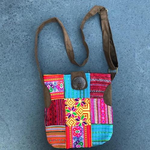 Schoudertas Ibiza, borduursels en grote knoop, handgemaakt, Sieraden, Tassen en Uiterlijk, Tassen | Schoudertassen, Nieuw, Ophalen of Verzenden