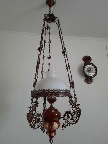 Antieke hanglamp met porselein en glas beschikbaar voor biedingen