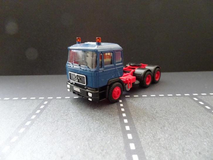 843 man f90 3-as trekker blauw rood 1:87 truck trein, Hobby en Vrije tijd, Modelauto's | 1:87, Zo goed als nieuw, Bus of Vrachtwagen