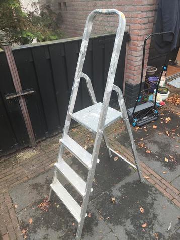 Stevige trap met 4 treden beschikbaar voor biedingen
